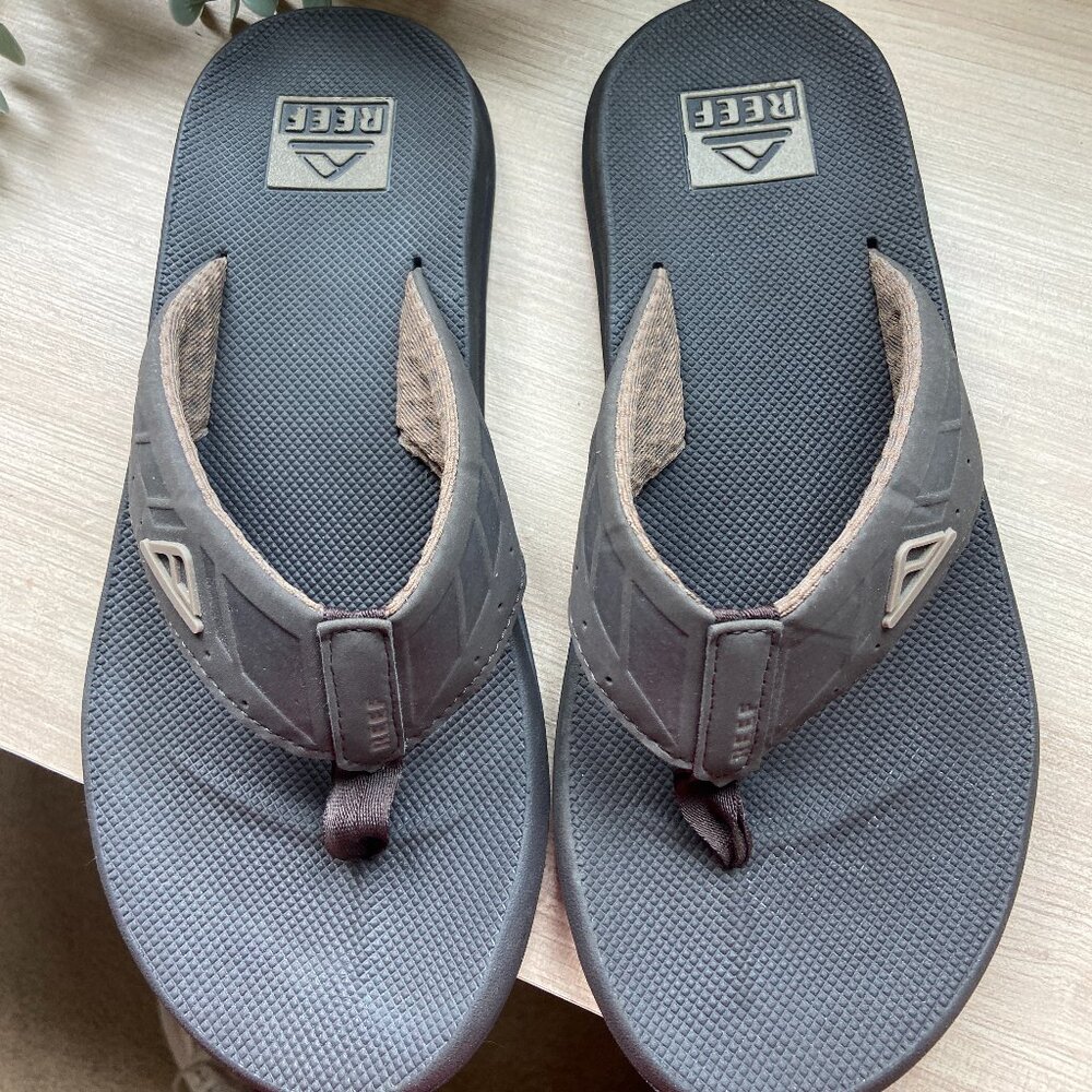REEF MENS SANDALS SZ 9
